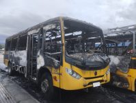 incendio-em-estacionamento-de-frota-destroi-5-onibus-escolares-em-sao-joao-batista