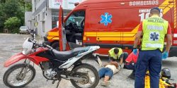 moto-cai-sobre-pe-de-motociclista-em-acidente-na-sc-410-nesta-manha