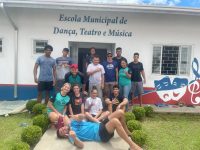 grupo-de-jovens-voluntarios-se-dedica-a-revitalizar-escola-durante-as-ferias